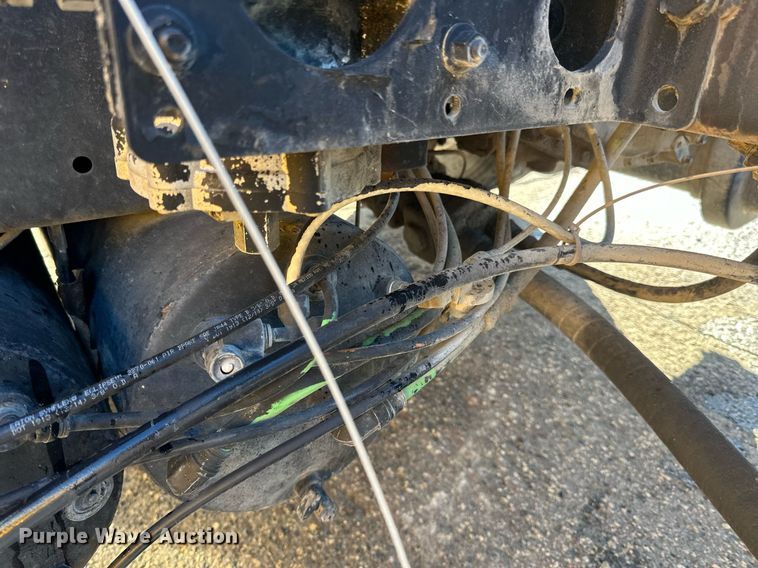 image for item LO9495 2004 International  7600 truck cab and chassis