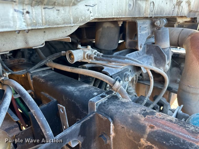 image for item LO9495 2004 International  7600 truck cab and chassis