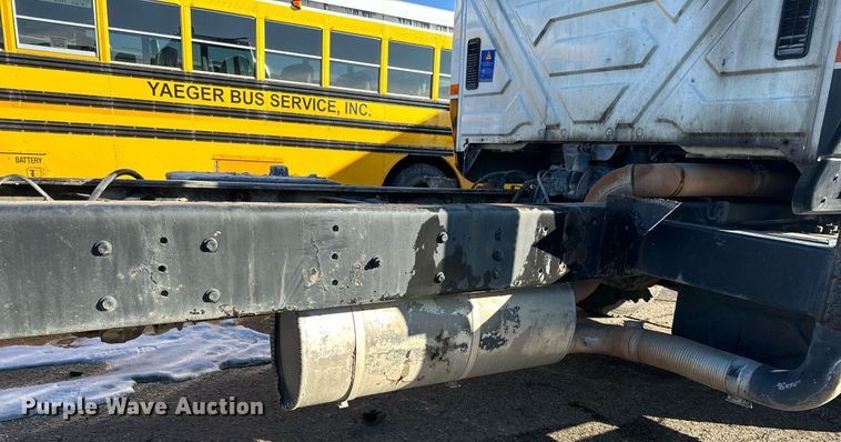 image for item LO9495 2004 International  7600 truck cab and chassis