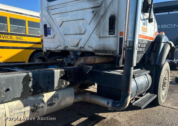 image for item LO9495 2004 International  7600 truck cab and chassis