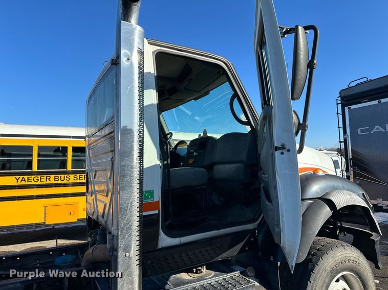 image for item LO9495 2004 International  7600 truck cab and chassis