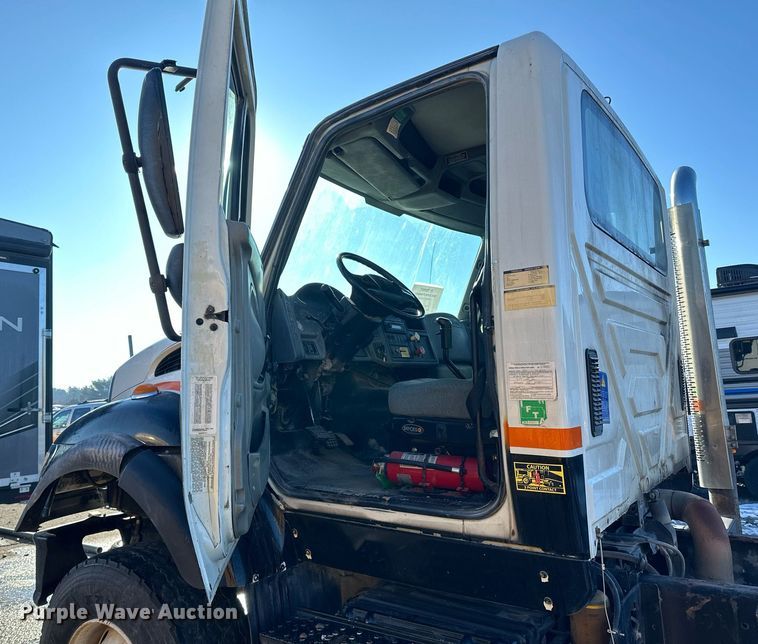 image for item LO9495 2004 International  7600 truck cab and chassis