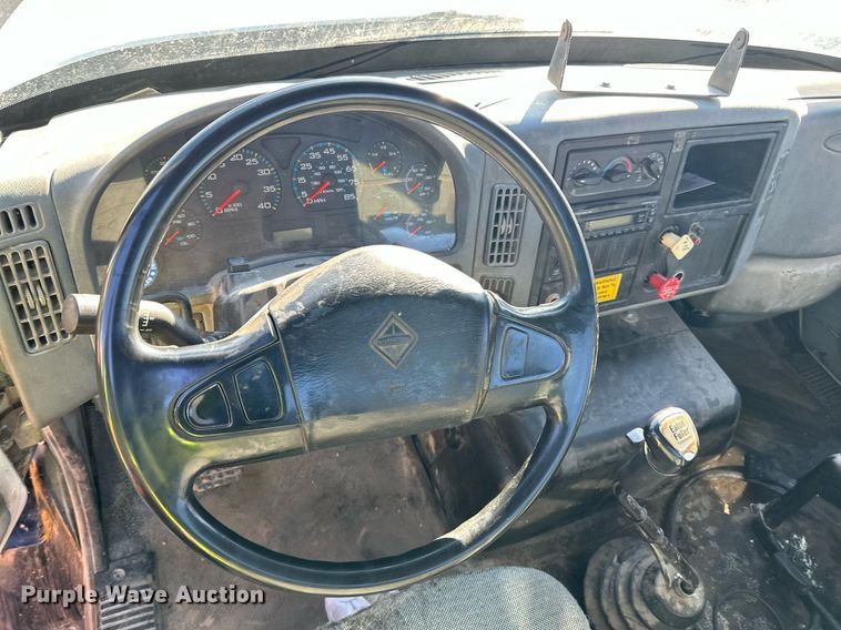 image for item LO9495 2004 International  7600 truck cab and chassis