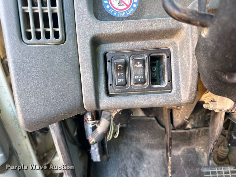 image for item LO9495 2004 International  7600 truck cab and chassis