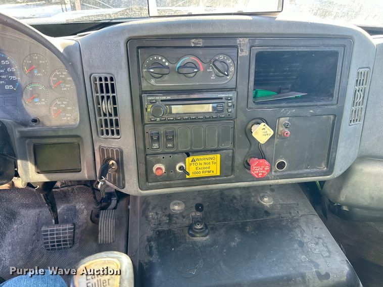 image for item LO9495 2004 International  7600 truck cab and chassis