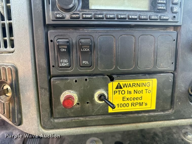 image for item LO9495 2004 International  7600 truck cab and chassis