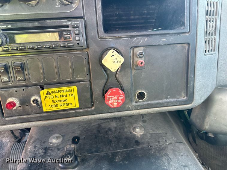 image for item LO9495 2004 International  7600 truck cab and chassis