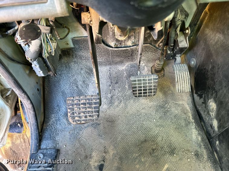 image for item LO9495 2004 International  7600 truck cab and chassis