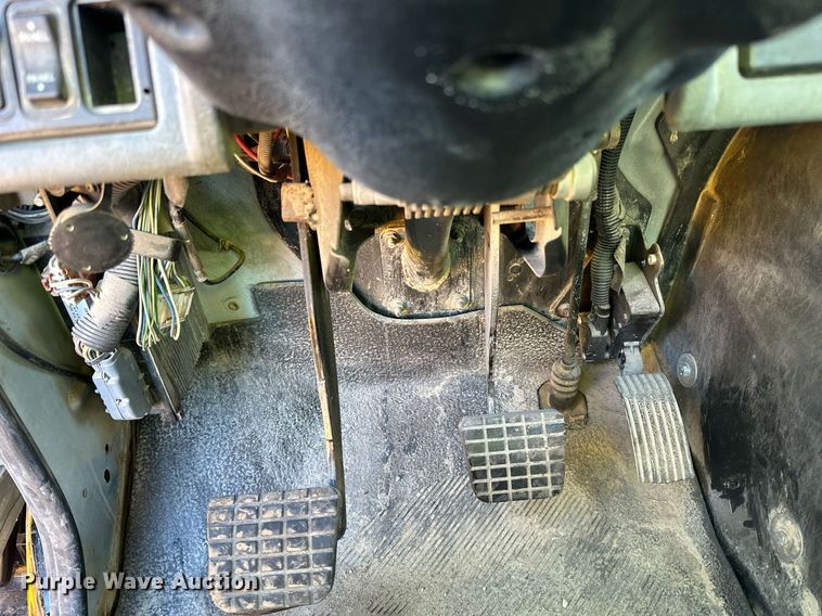 image for item LO9495 2004 International  7600 truck cab and chassis