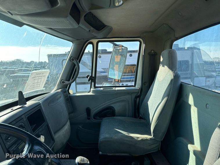 image for item LO9495 2004 International  7600 truck cab and chassis