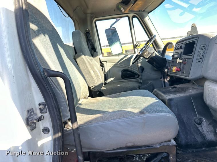 image for item LO9495 2004 International  7600 truck cab and chassis
