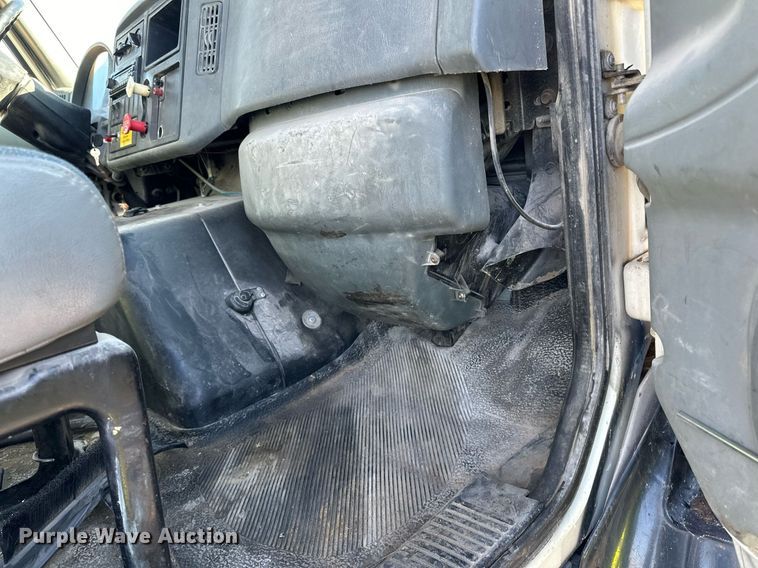 image for item LO9495 2004 International  7600 truck cab and chassis