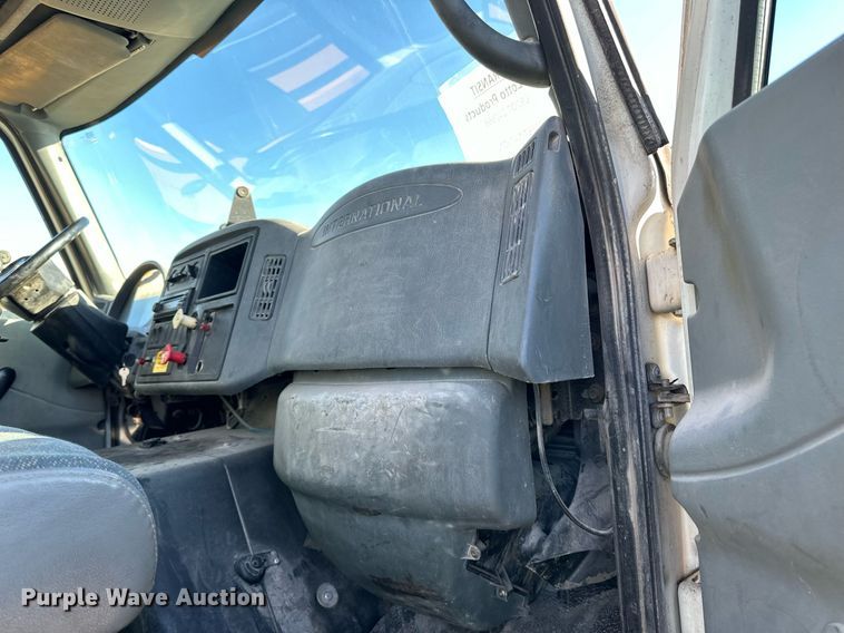 image for item LO9495 2004 International  7600 truck cab and chassis