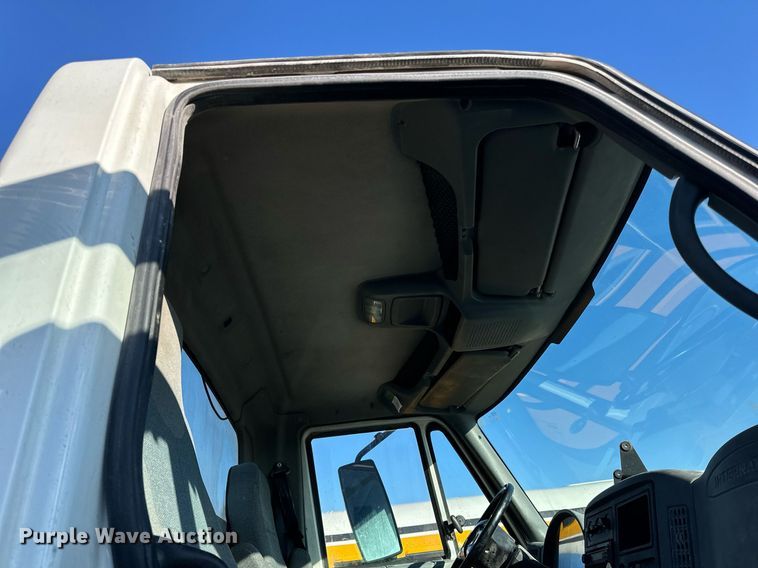 image for item LO9495 2004 International  7600 truck cab and chassis