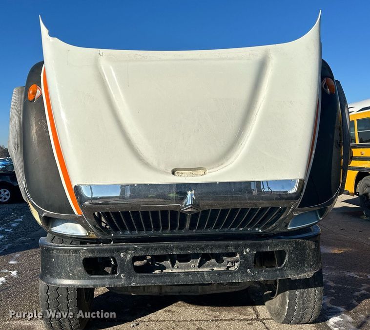 image for item LO9495 2004 International  7600 truck cab and chassis