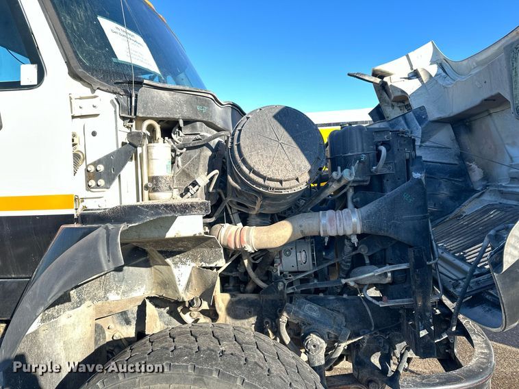 image for item LO9495 2004 International  7600 truck cab and chassis