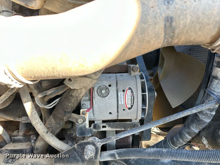image for item LO9495 2004 International  7600 truck cab and chassis