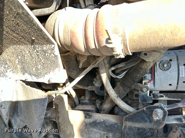 image for item LO9495 2004 International  7600 truck cab and chassis