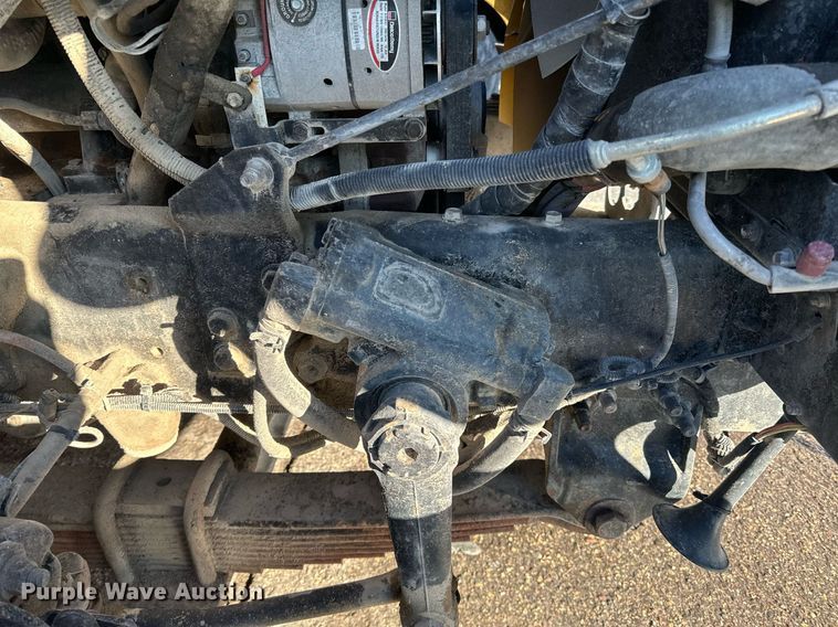 image for item LO9495 2004 International  7600 truck cab and chassis