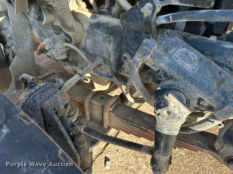 image for item LO9495 2004 International  7600 truck cab and chassis