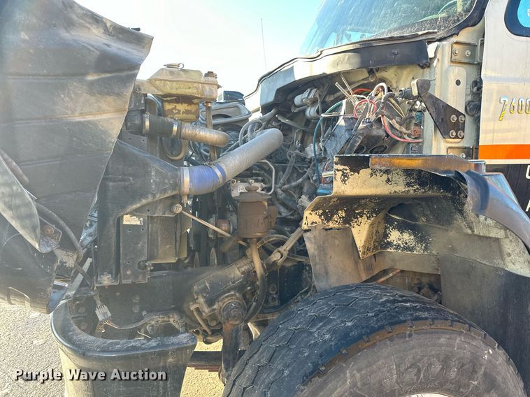 image for item LO9495 2004 International  7600 truck cab and chassis