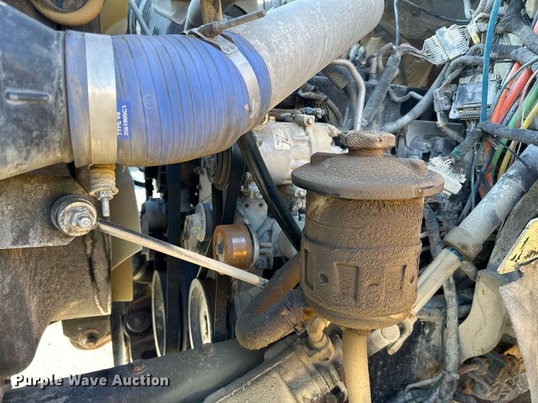 image for item LO9495 2004 International  7600 truck cab and chassis