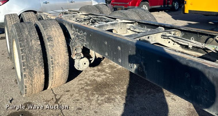 image for item LO9495 2004 International  7600 truck cab and chassis