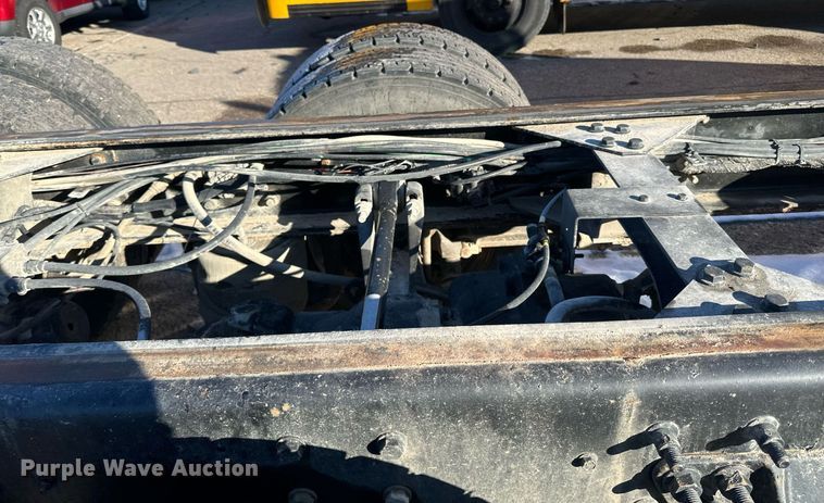 image for item LO9495 2004 International  7600 truck cab and chassis