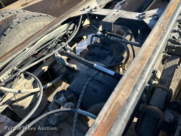 image for item LO9495 2004 International  7600 truck cab and chassis