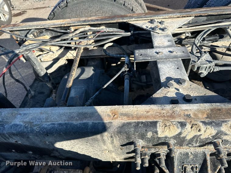 image for item LO9495 2004 International  7600 truck cab and chassis