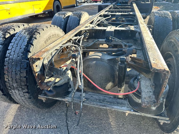 image for item LO9495 2004 International  7600 truck cab and chassis