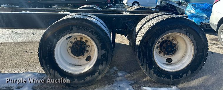 image for item LO9495 2004 International  7600 truck cab and chassis