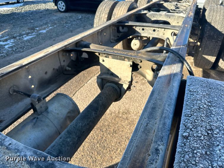 image for item LO9495 2004 International  7600 truck cab and chassis