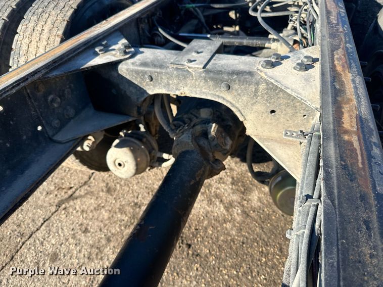 image for item LO9495 2004 International  7600 truck cab and chassis