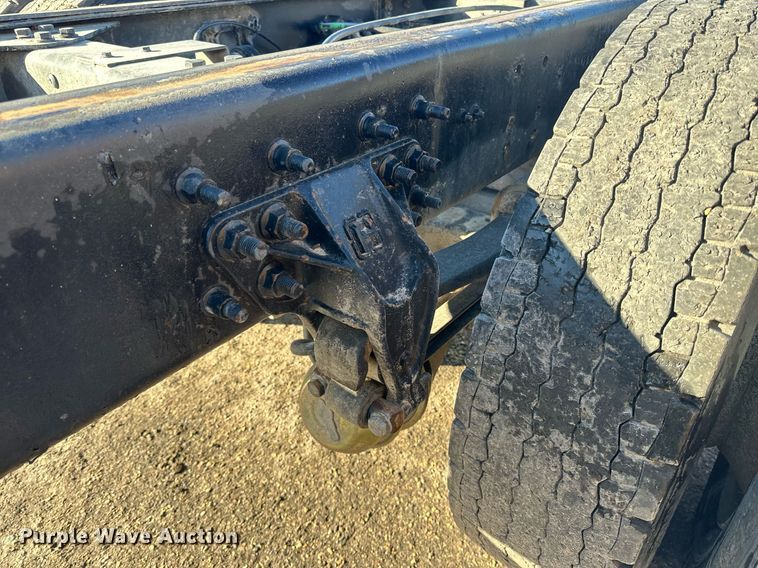 image for item LO9495 2004 International  7600 truck cab and chassis