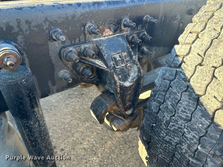 image for item LO9495 2004 International  7600 truck cab and chassis