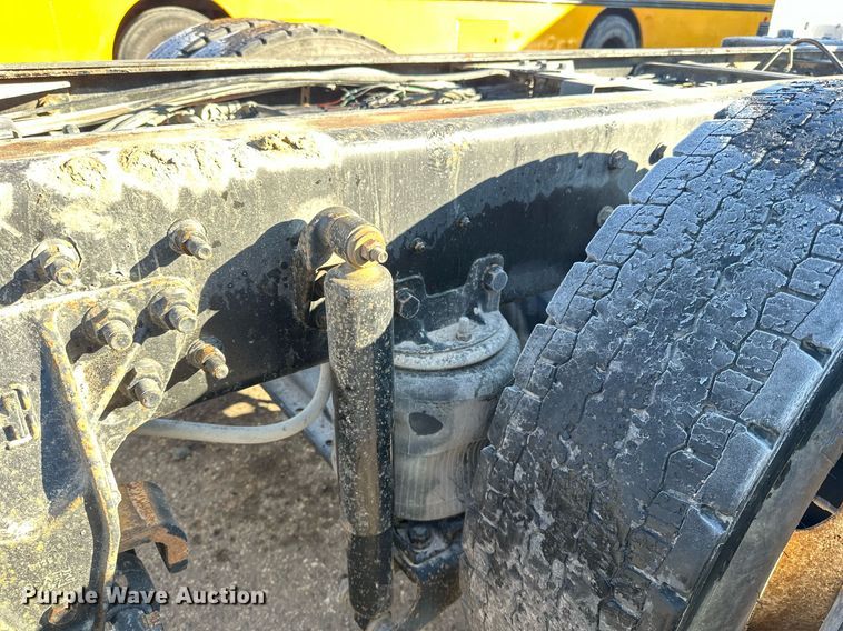 image for item LO9495 2004 International  7600 truck cab and chassis