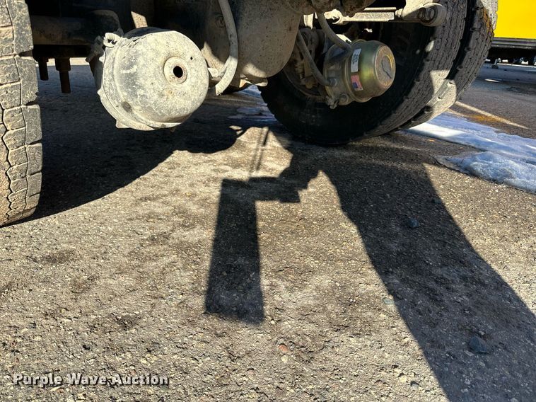 image for item LO9495 2004 International  7600 truck cab and chassis