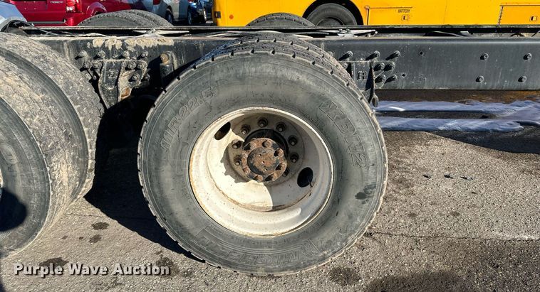 image for item LO9495 2004 International  7600 truck cab and chassis