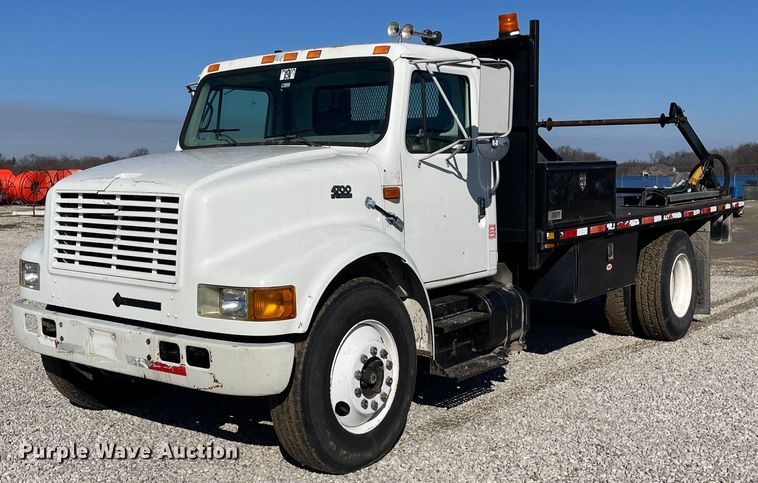 image for item LV9985 1999 International 4700 flatbed truck