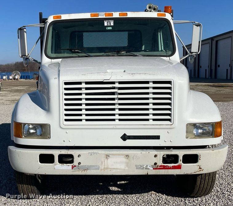 image for item LV9985 1999 International 4700 flatbed truck