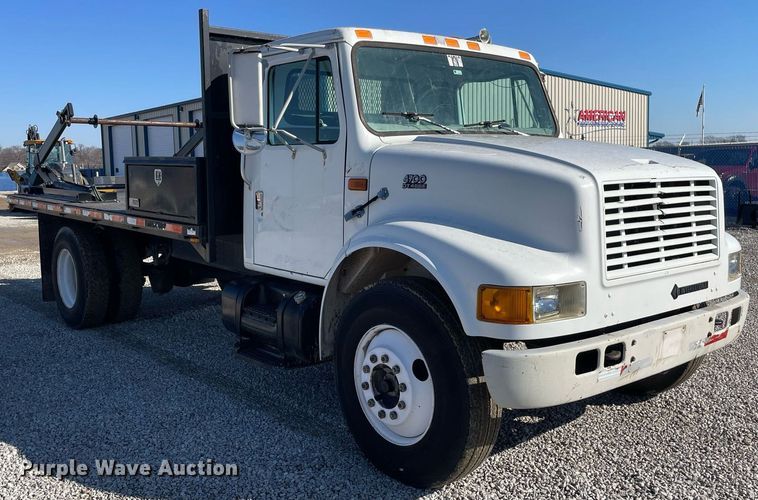 image for item LV9985 1999 International 4700 flatbed truck