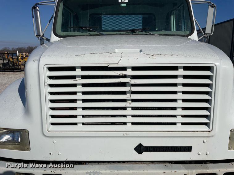 image for item LV9985 1999 International 4700 flatbed truck