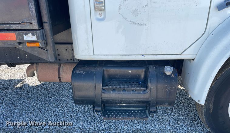 image for item LV9985 1999 International 4700 flatbed truck