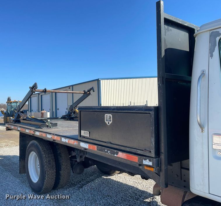 image for item LV9985 1999 International 4700 flatbed truck