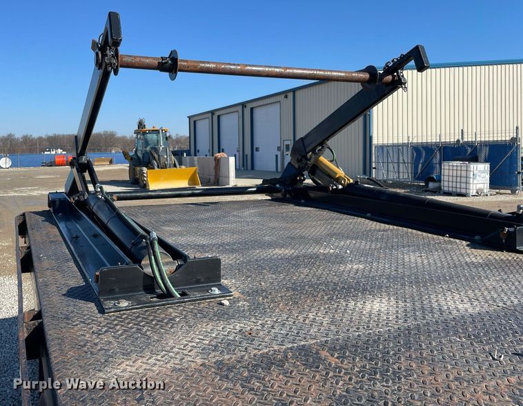 image for item LV9985 1999 International 4700 flatbed truck