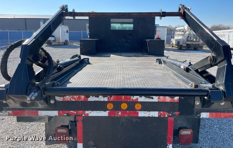 image for item LV9985 1999 International 4700 flatbed truck