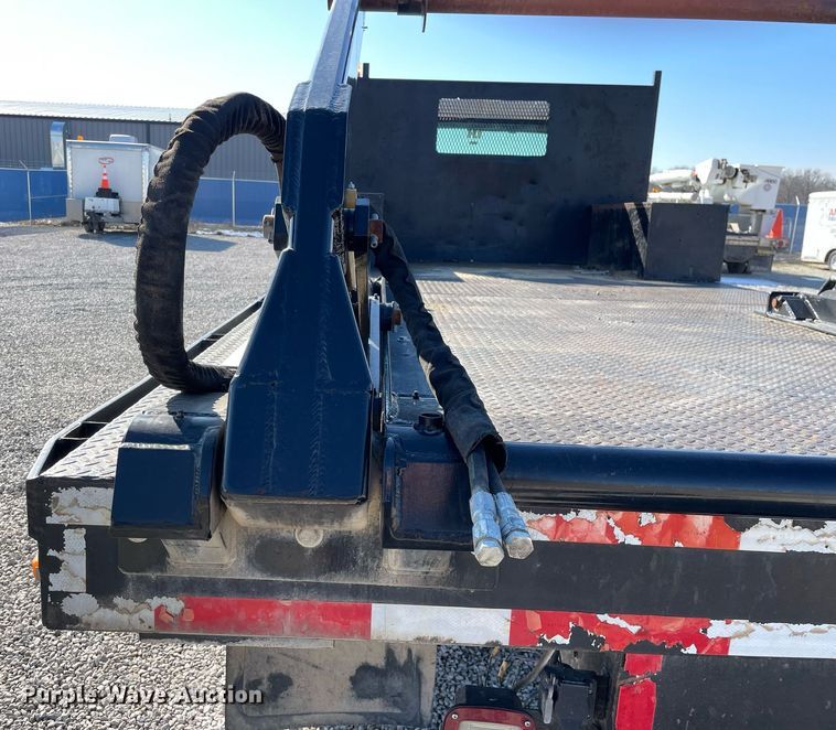 image for item LV9985 1999 International 4700 flatbed truck