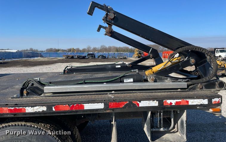 image for item LV9985 1999 International 4700 flatbed truck