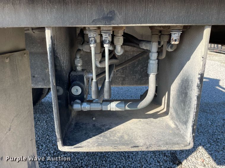 image for item LV9985 1999 International 4700 flatbed truck